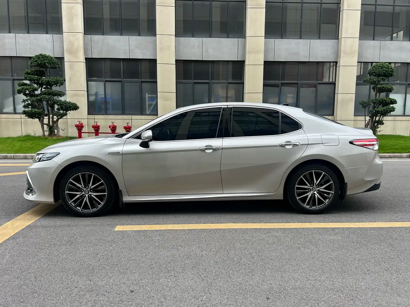 Toyota Camry 2023 Hybrid 2.5HG Luxury Edition фото 2