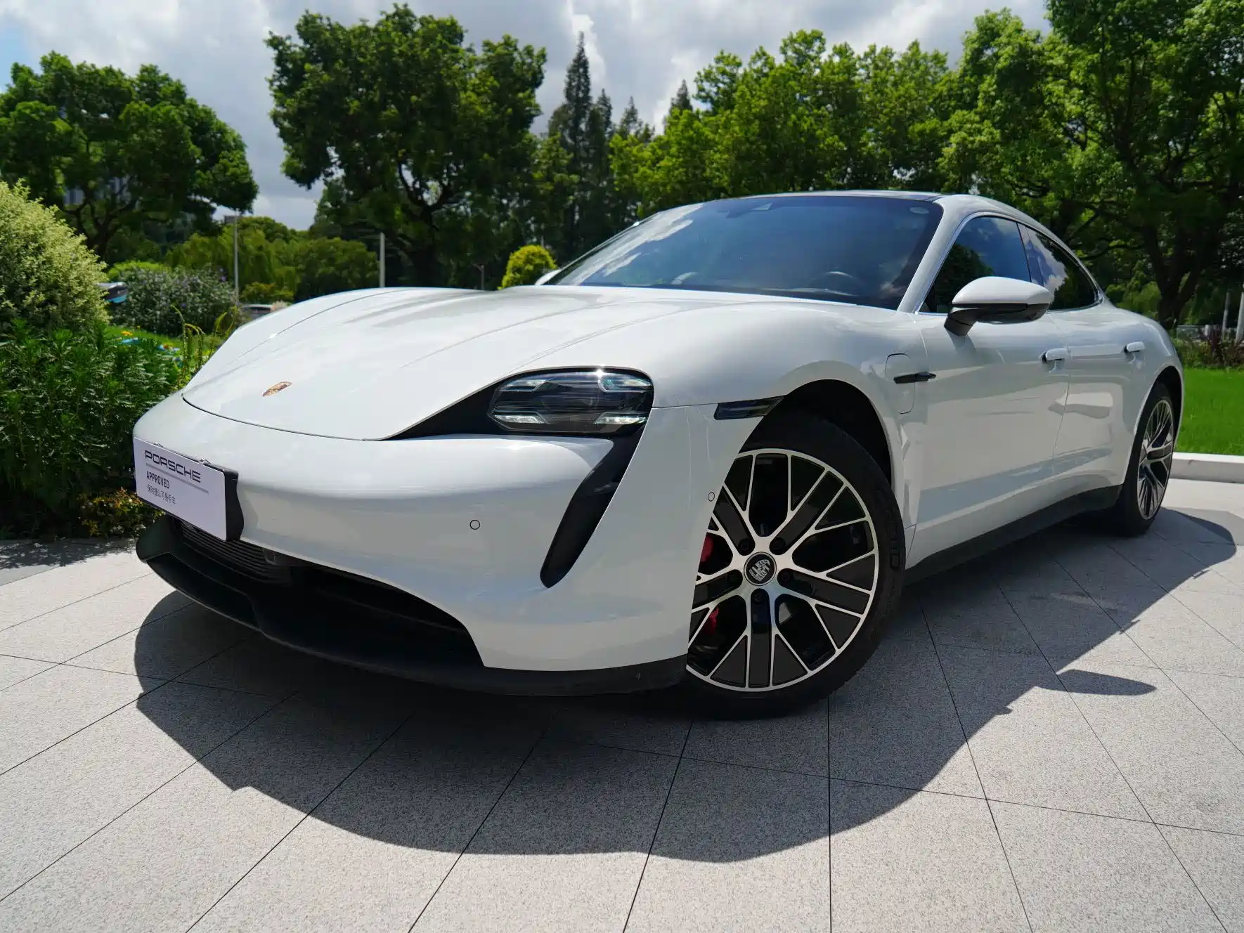 Photo 1 - Porsche Taycan