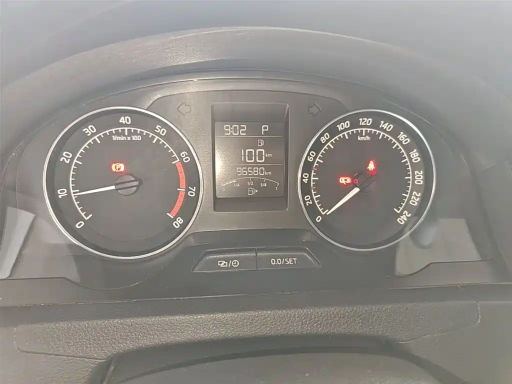 Škoda Skoda Rapid Spaceback 2016 1.6L Automatic Smart Edition фото 12