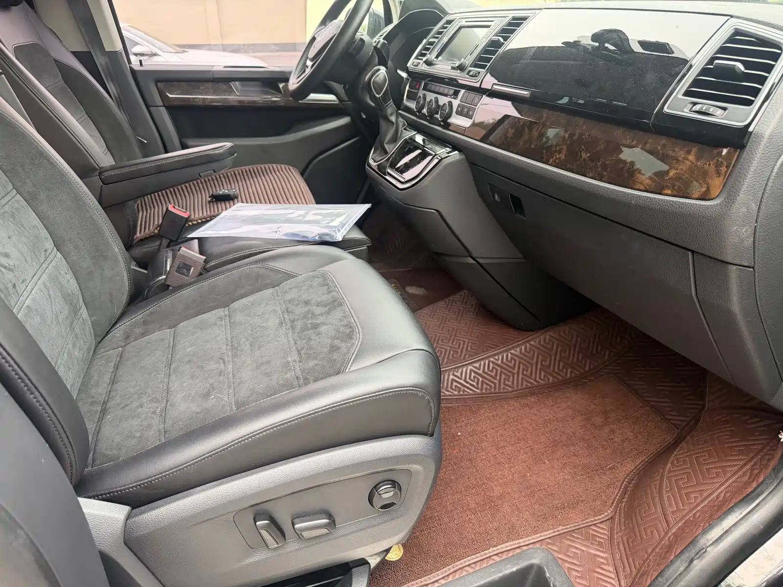 Photo 6 - Volkswagen Multivan