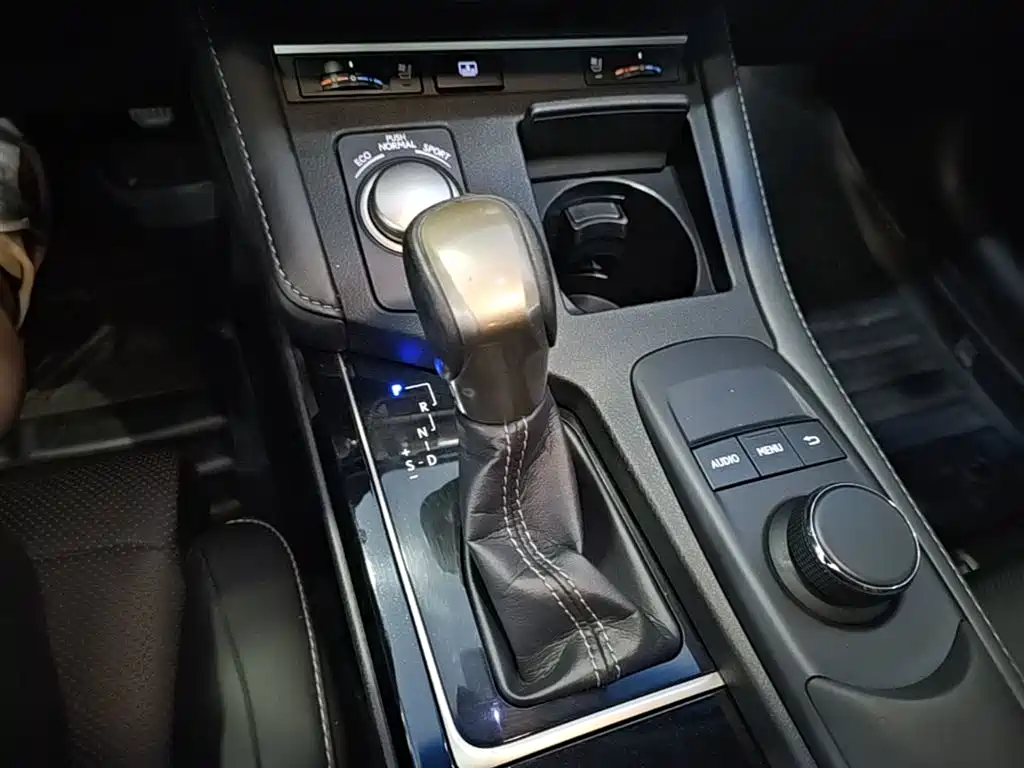 Lexus ES 2015 250 Elegance Edition фото 14