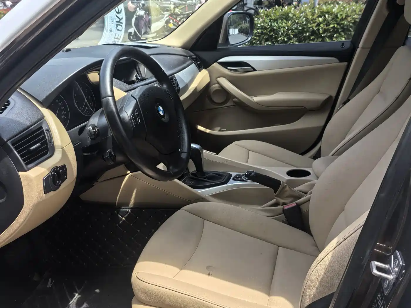 BMW X1 2012 sDrive18i Luxury Model фото 7