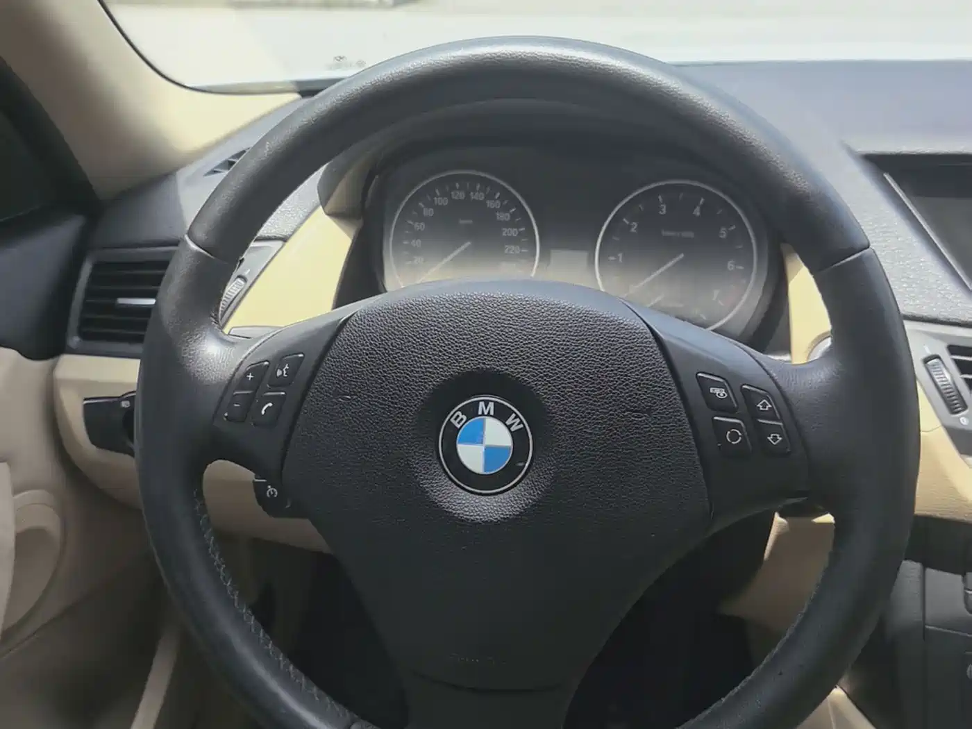 BMW X1 2012 sDrive18i Luxury Model фото 15