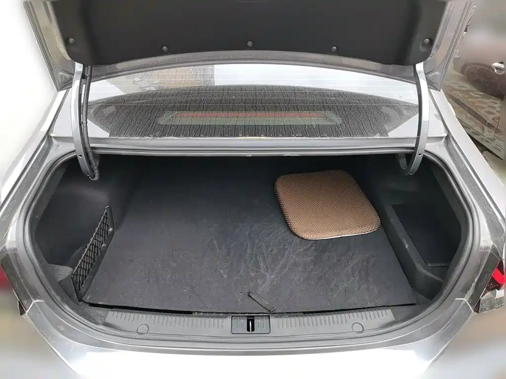 Фото 20 - Roewe i6 MAX EV