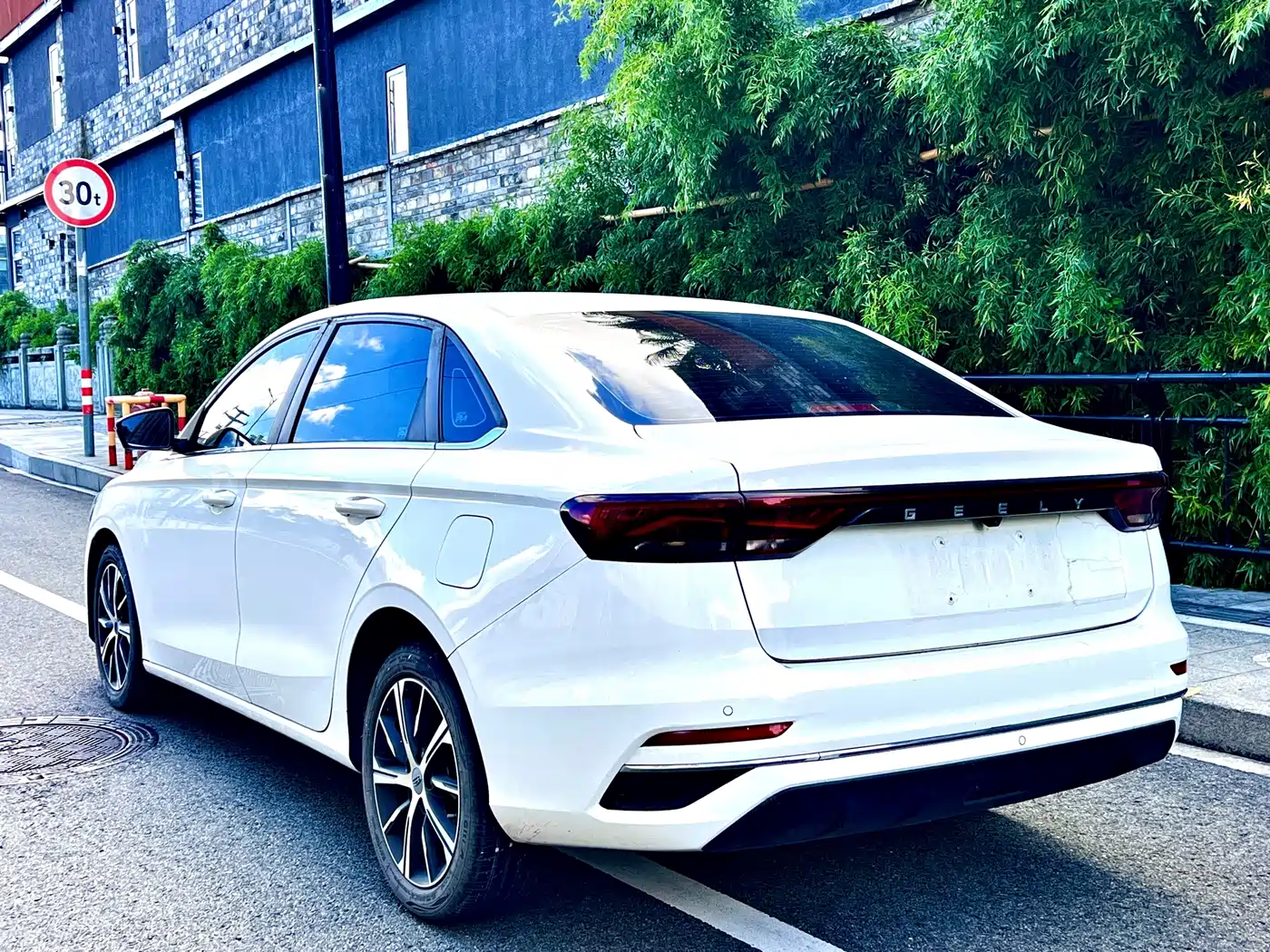 Фото 9 - Geely Emgrand