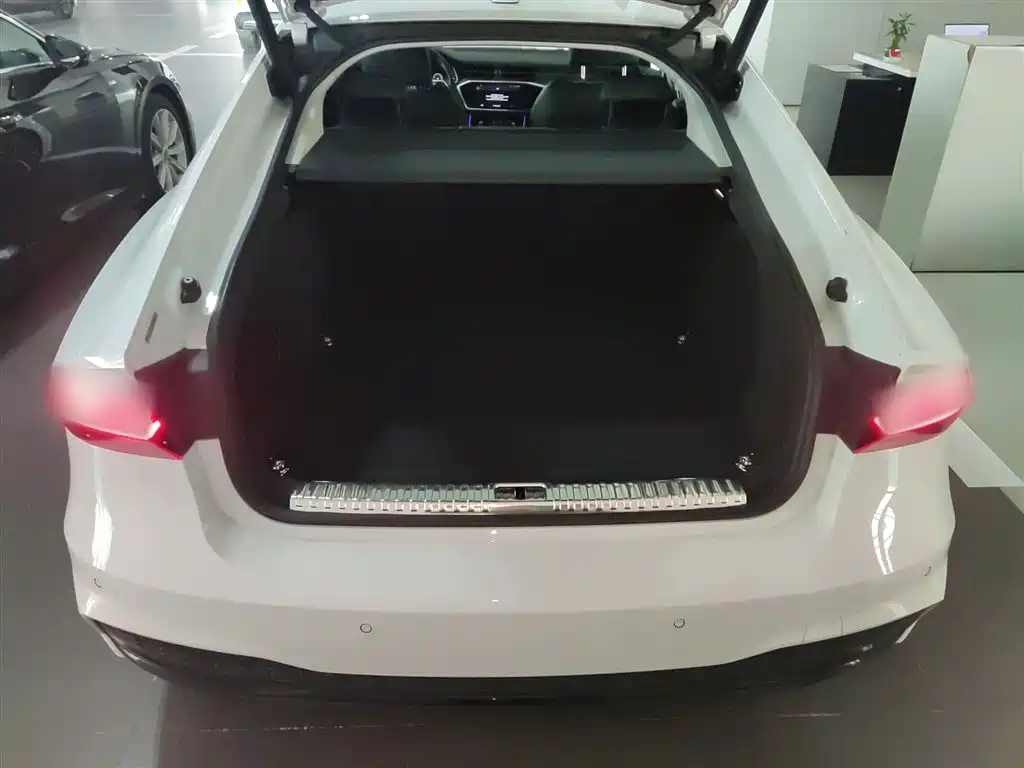 Audi A7 2023 Model 45 TFSI Premium Selection Edition фото 9