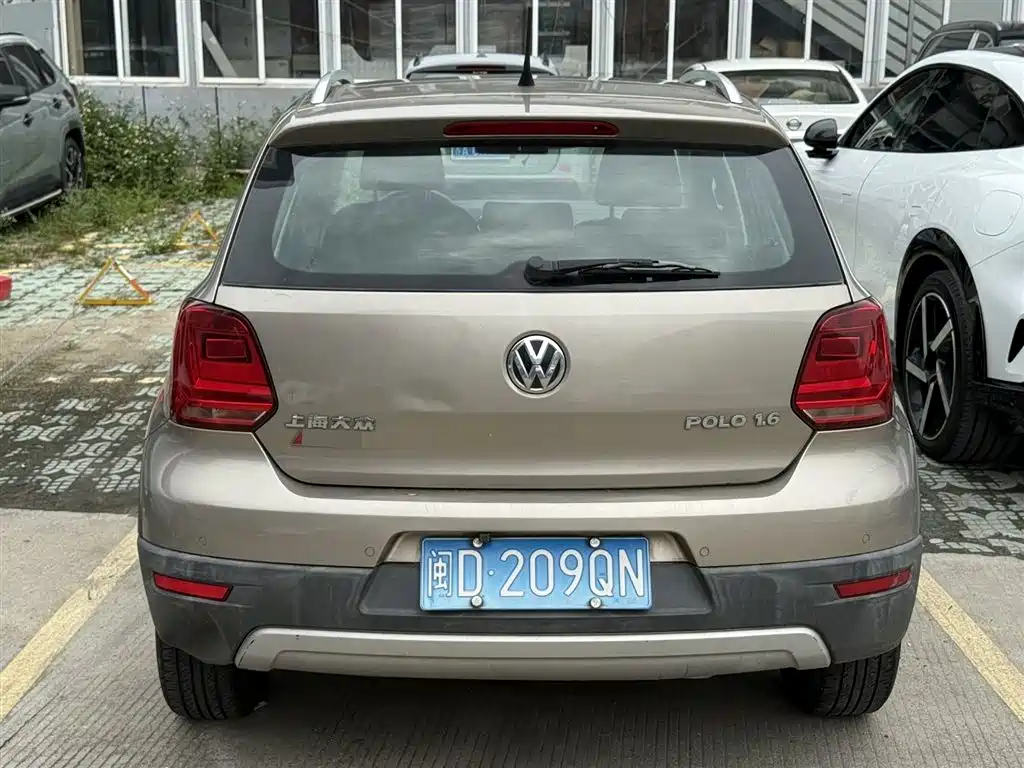 Volkswagen Polo 2014 1.6L Cross Polo Automatic фото 5