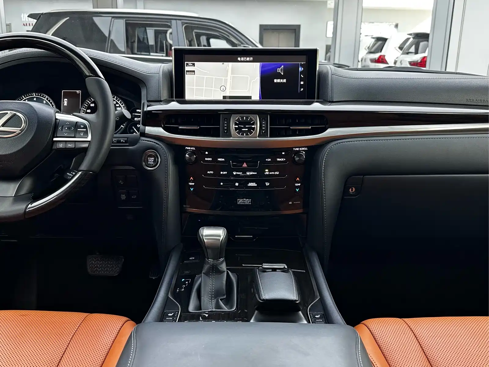Фото 15 - Lexus LX