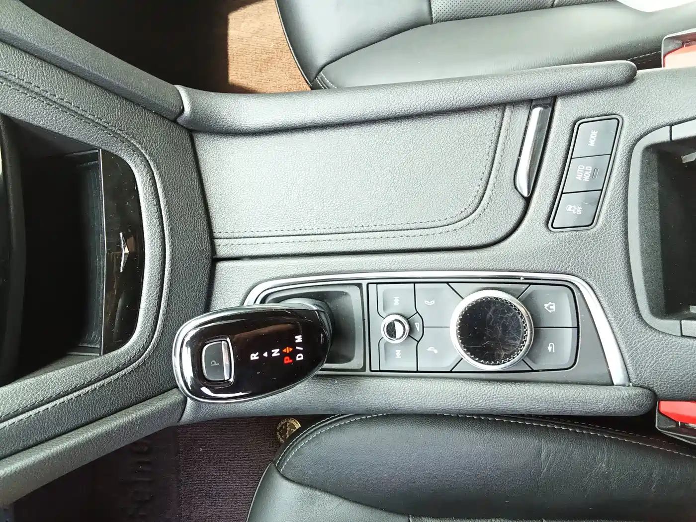 Фото 10 - Cadillac XT6