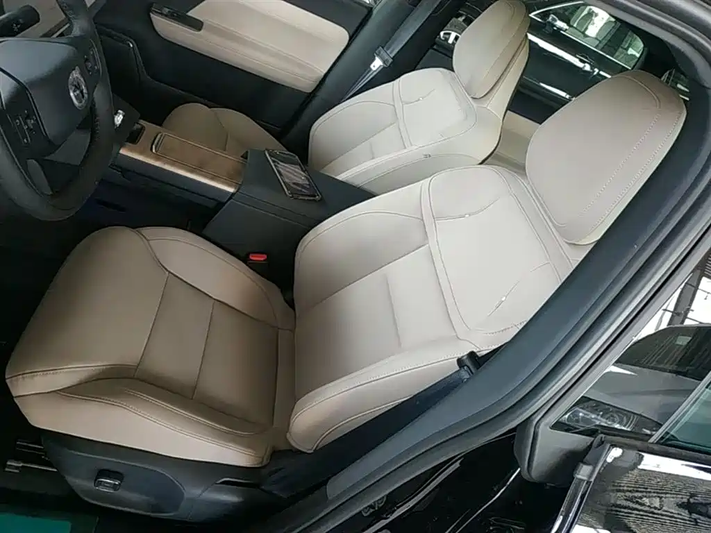 VOLVO XC70 PLUG-IN HYBRID