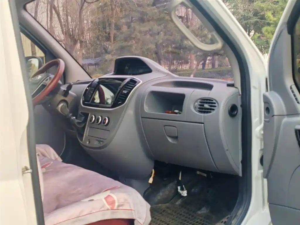 SAIC Maxus Xintu V80 2020 2.5T Manual Classic City Delivery King Short Wheelbase Medium Roof 2/3-seater фото 7