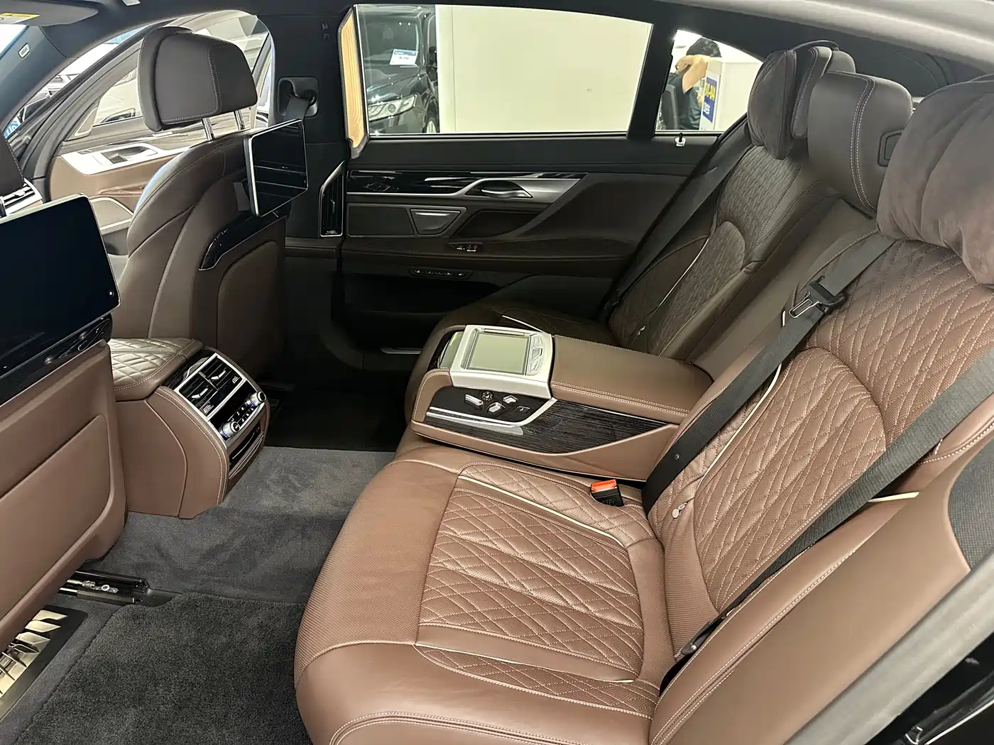 BMW 7 Series 2019 740Li Exclusive M Sport Package фото 14