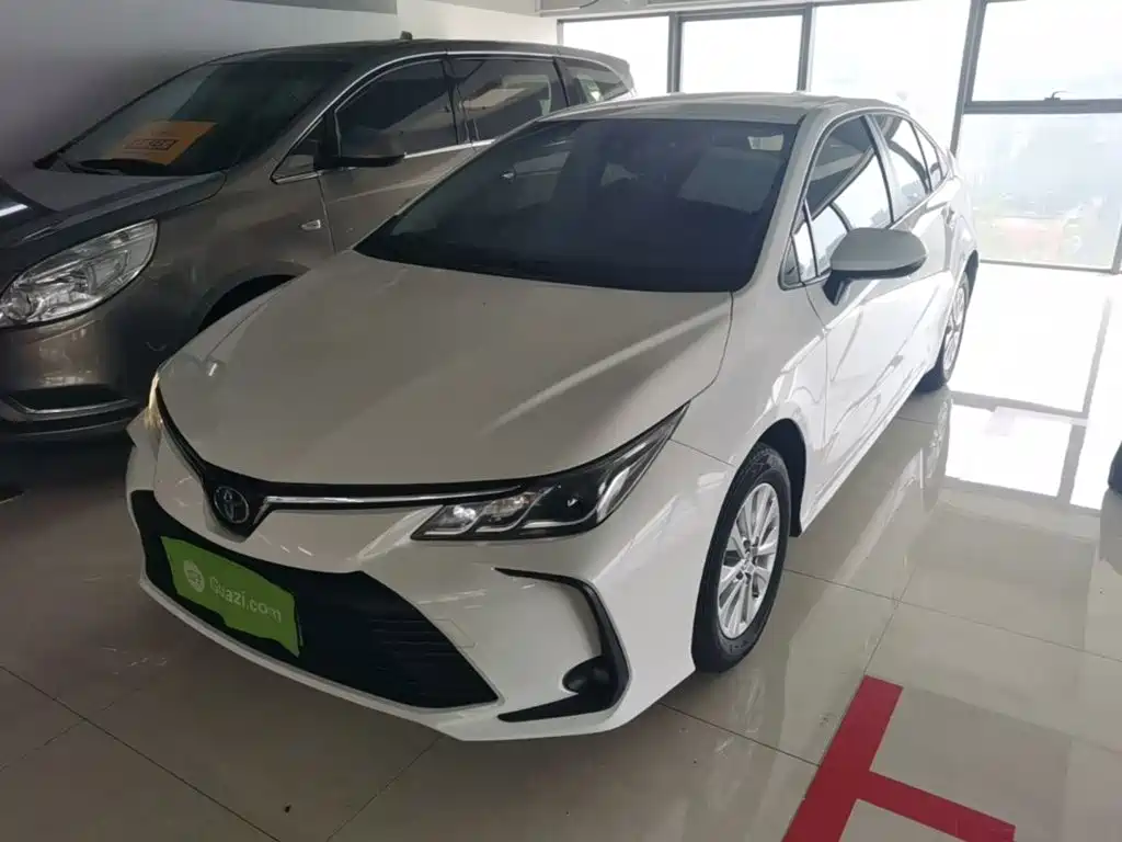 Фото 2 - Toyota Corolla