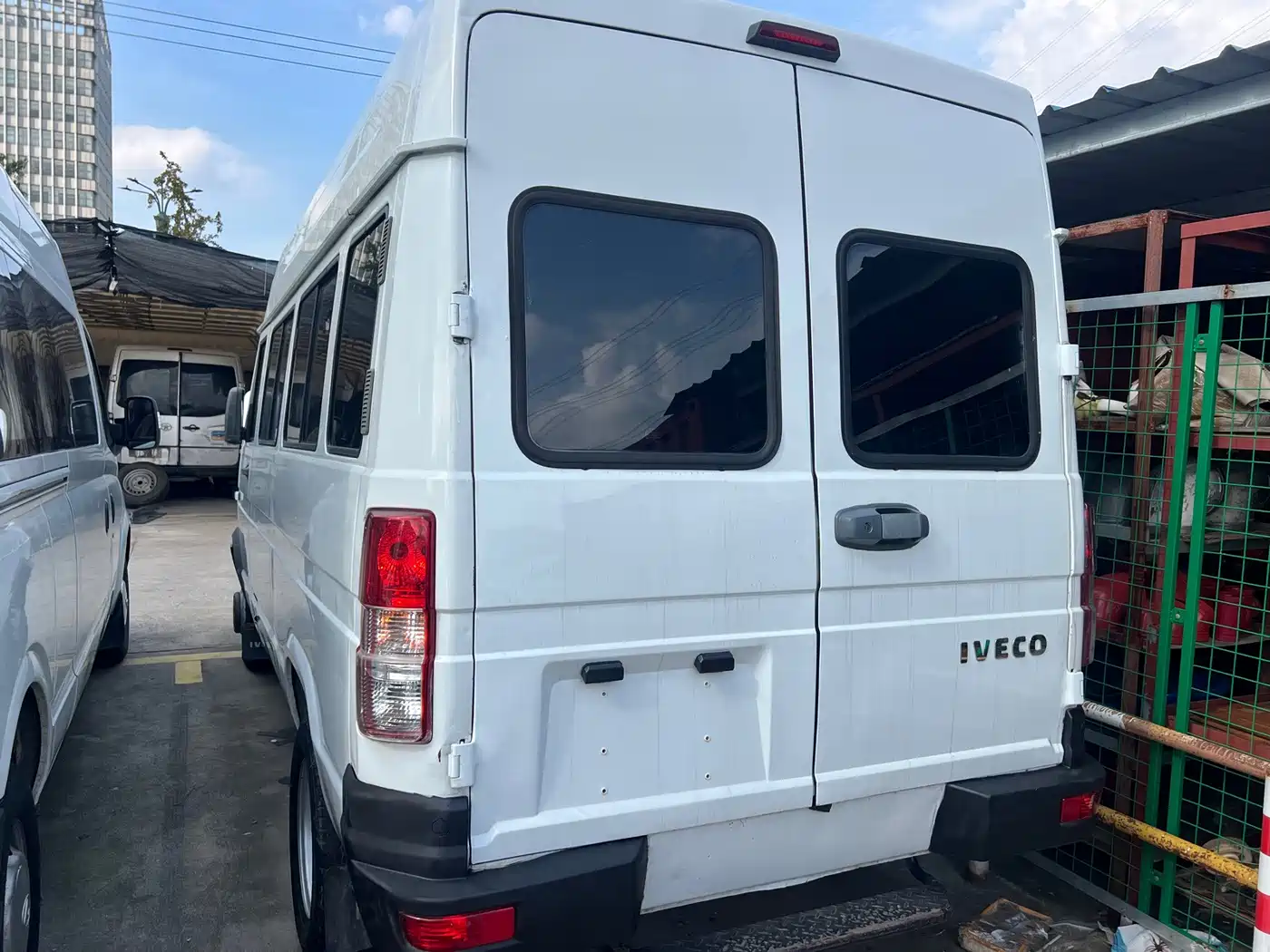 Iveco Daily 2022 2021 2.5T A40 M1 Bus 5-9 Seats Long Wheelbase Medium Roof Dual Tires Sliding Door