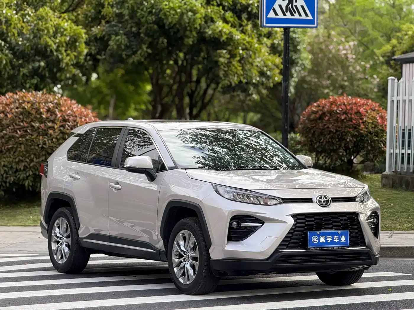 Toyota Wildlander 2020 2.0L CVT AWD Luxury Edition фото 3