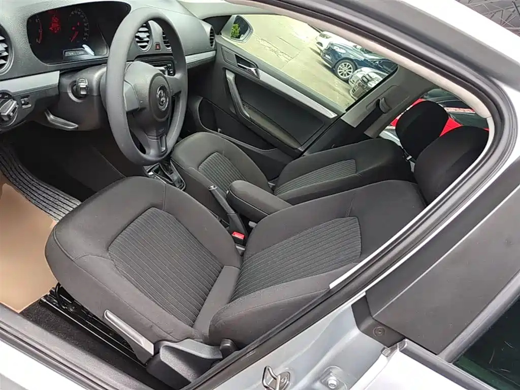 Volkswagen Jetta 2013 1.6L Automatic Comfort фото 15