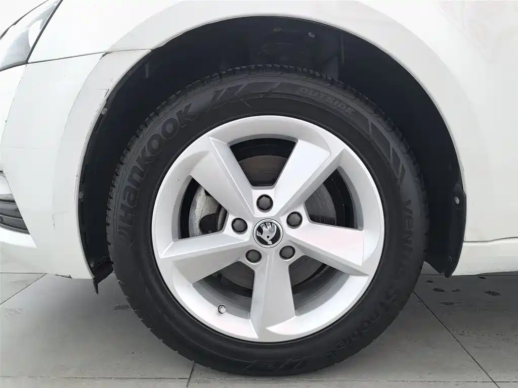 Škoda Octavia 2018 1.6L Manual Standard Edition фото 17