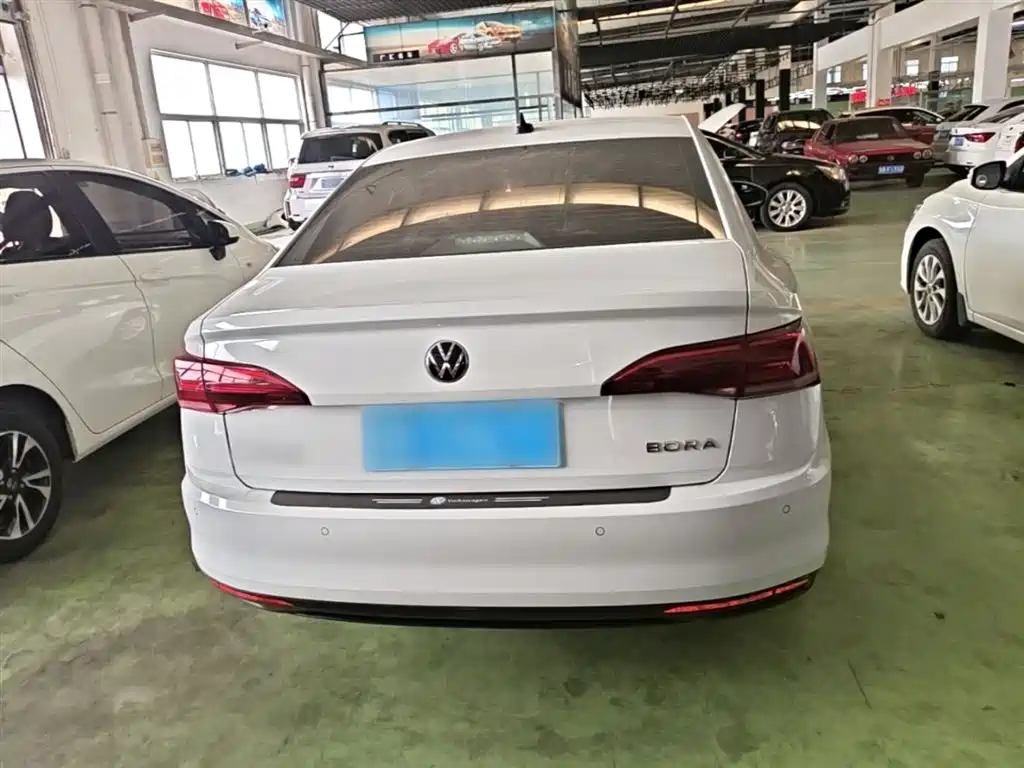 VOLKSWAGEN BORA