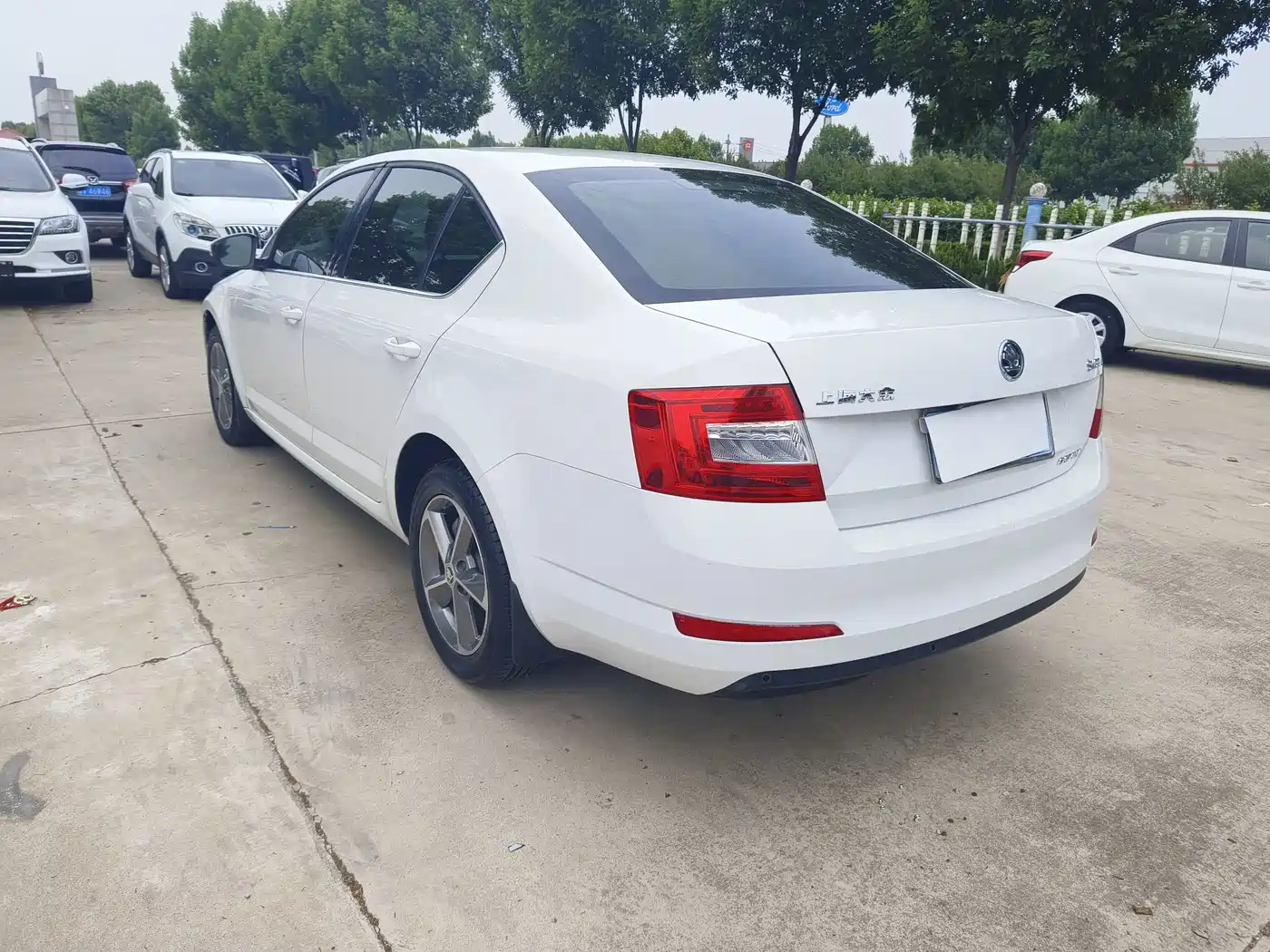 Škoda Octavia 2016 1.6L Automatic Pioneer Edition фото 7