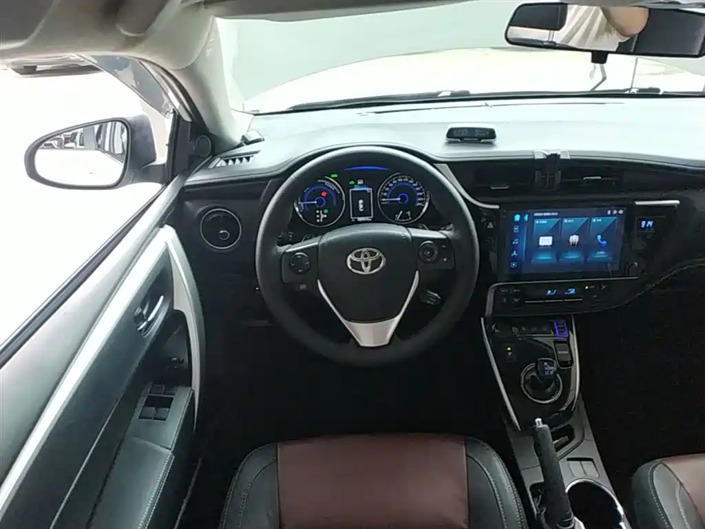 Toyota Corolla 2017 Facelift Hybrid 1.8L E-CVT Elite Edition фото 7