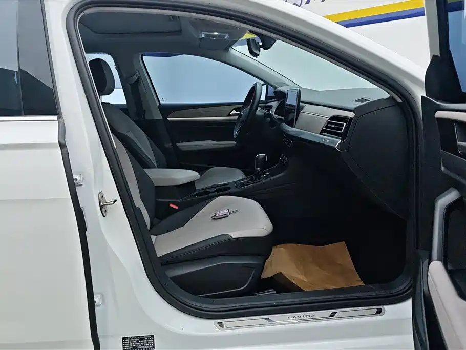 Volkswagen Lavida 2023 1.5L Auto Five Million Edition фото 8
