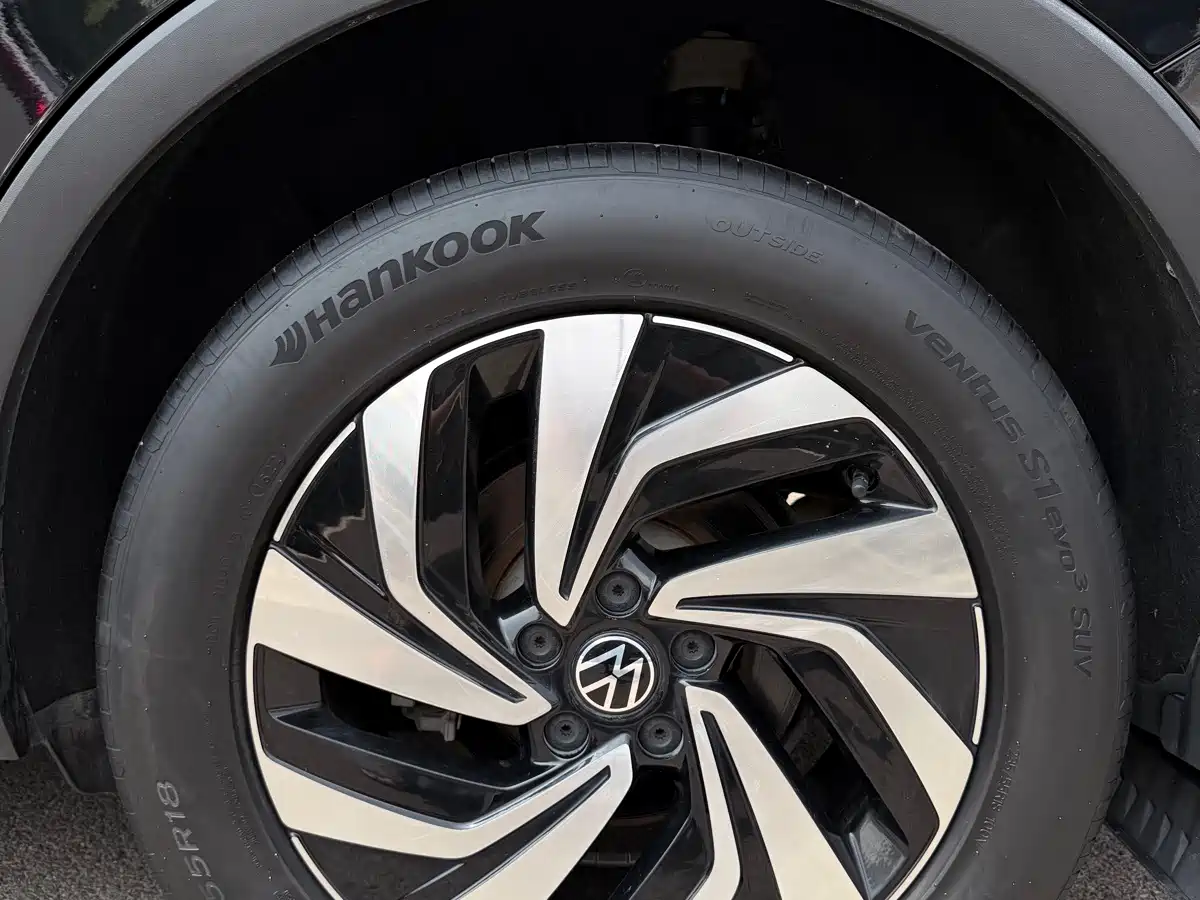 Фото 22 - Volkswagen Tiguan L