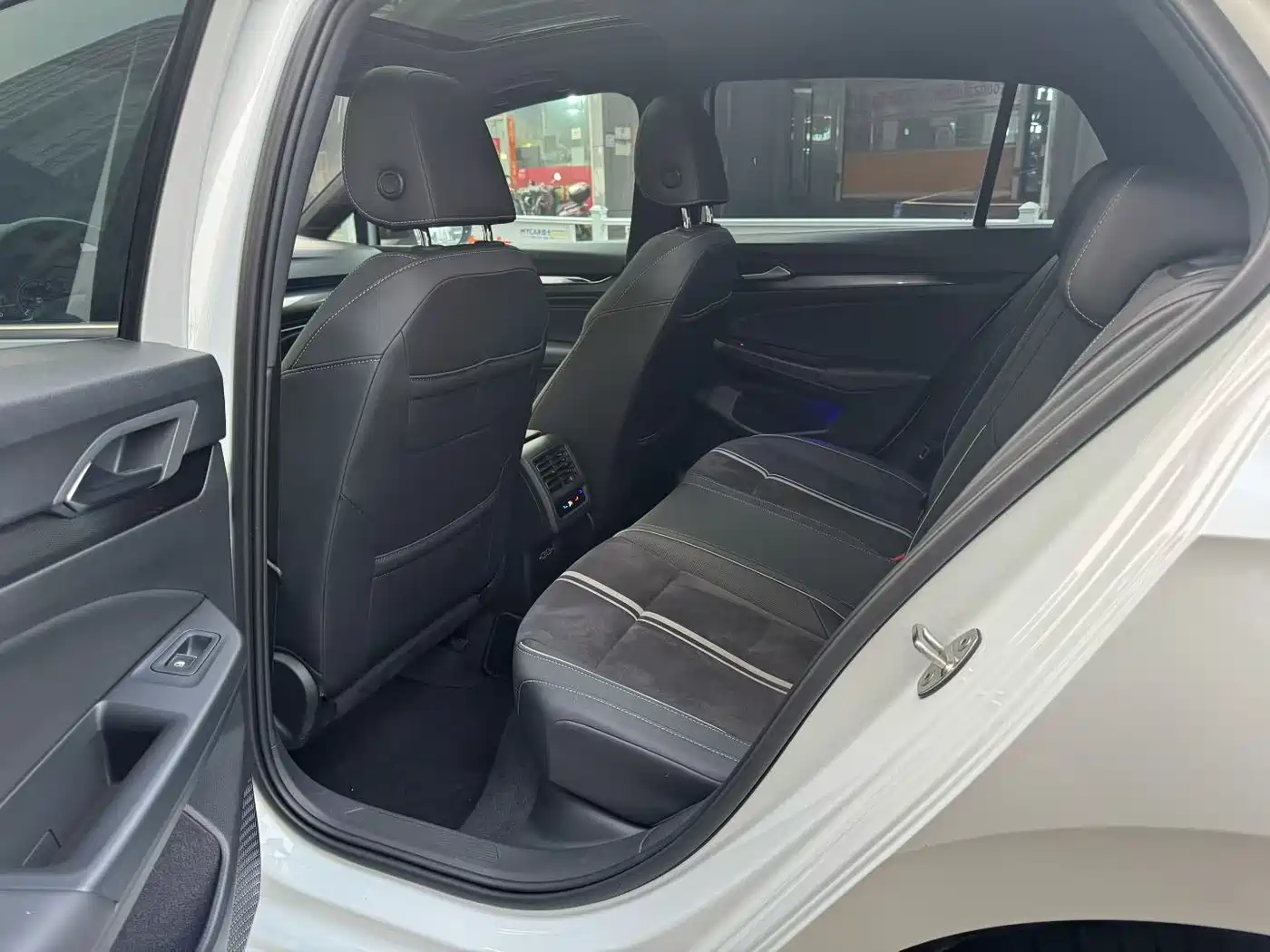 Volkswagen Golf 2023 Model 280TSI DSG R-Line фото 4