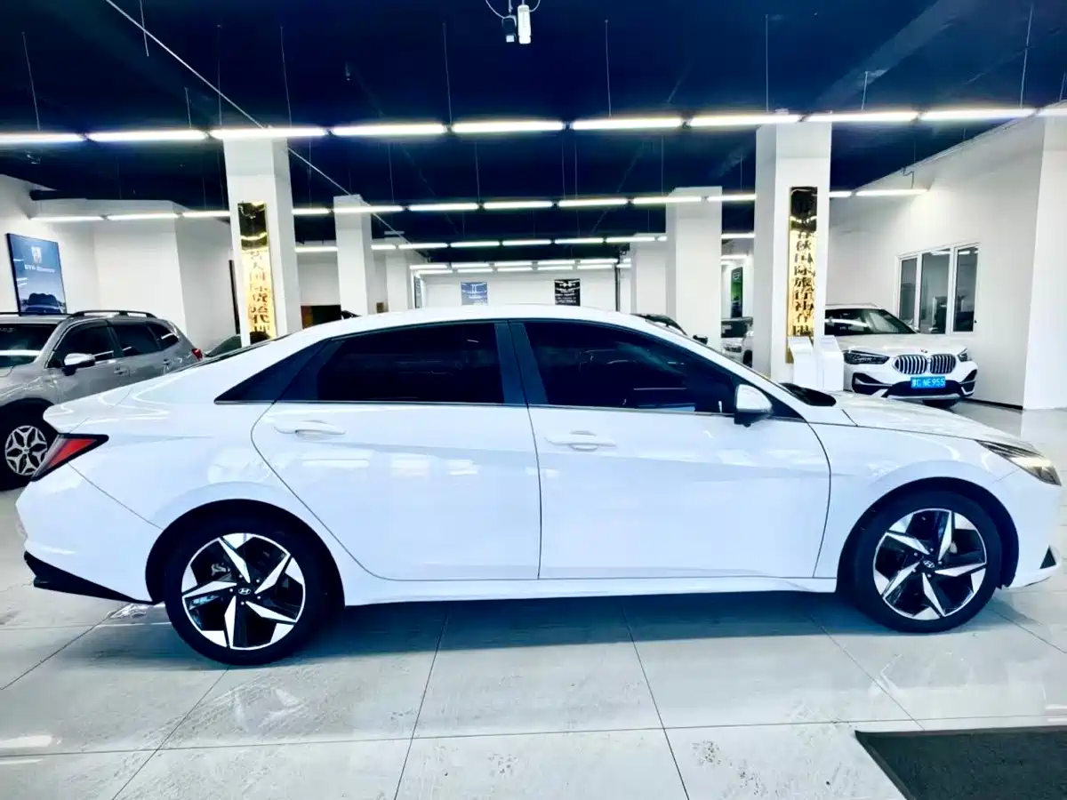 Hyundai Elantra 2021 1.5L CVT LUX Premium Edition фото 7