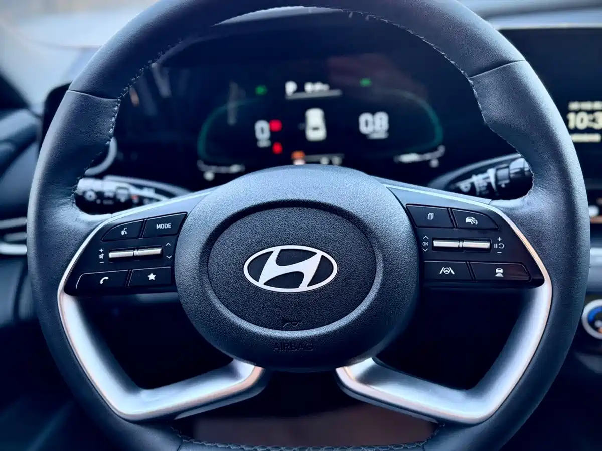 Hyundai Elantra 2023 Model 1.5L CVT LUX Premium Edition фото 20