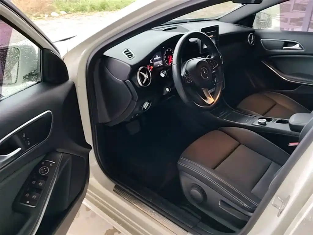 Mercedes-Benz A-Class (Import) 2016 A 200 Dynamic фото 16