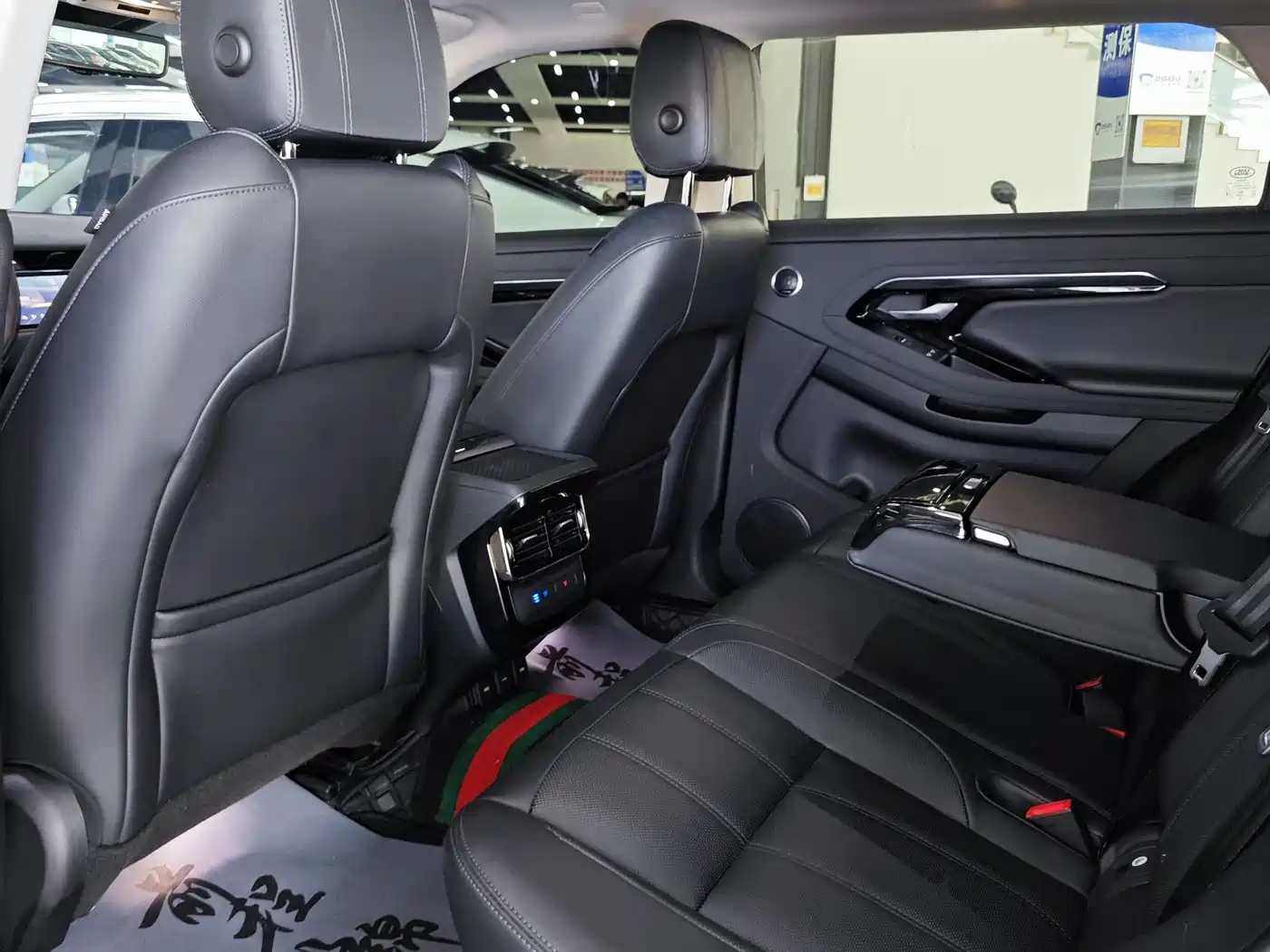 Land Rover Range Rover Evoque 2023 Range Rover Evoque L 249PS Corinthian Bronze Special Edition фото 6