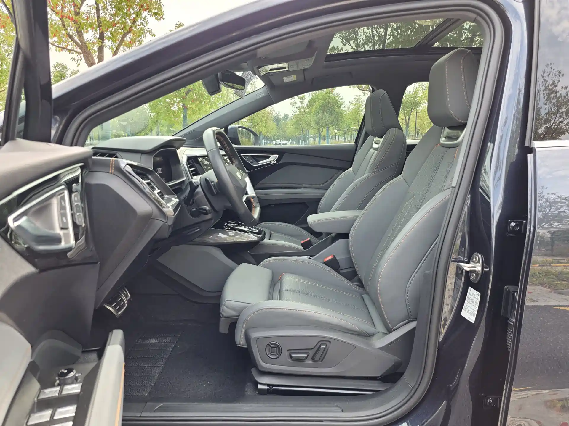 Photo 9 - Audi Q4 e-tron