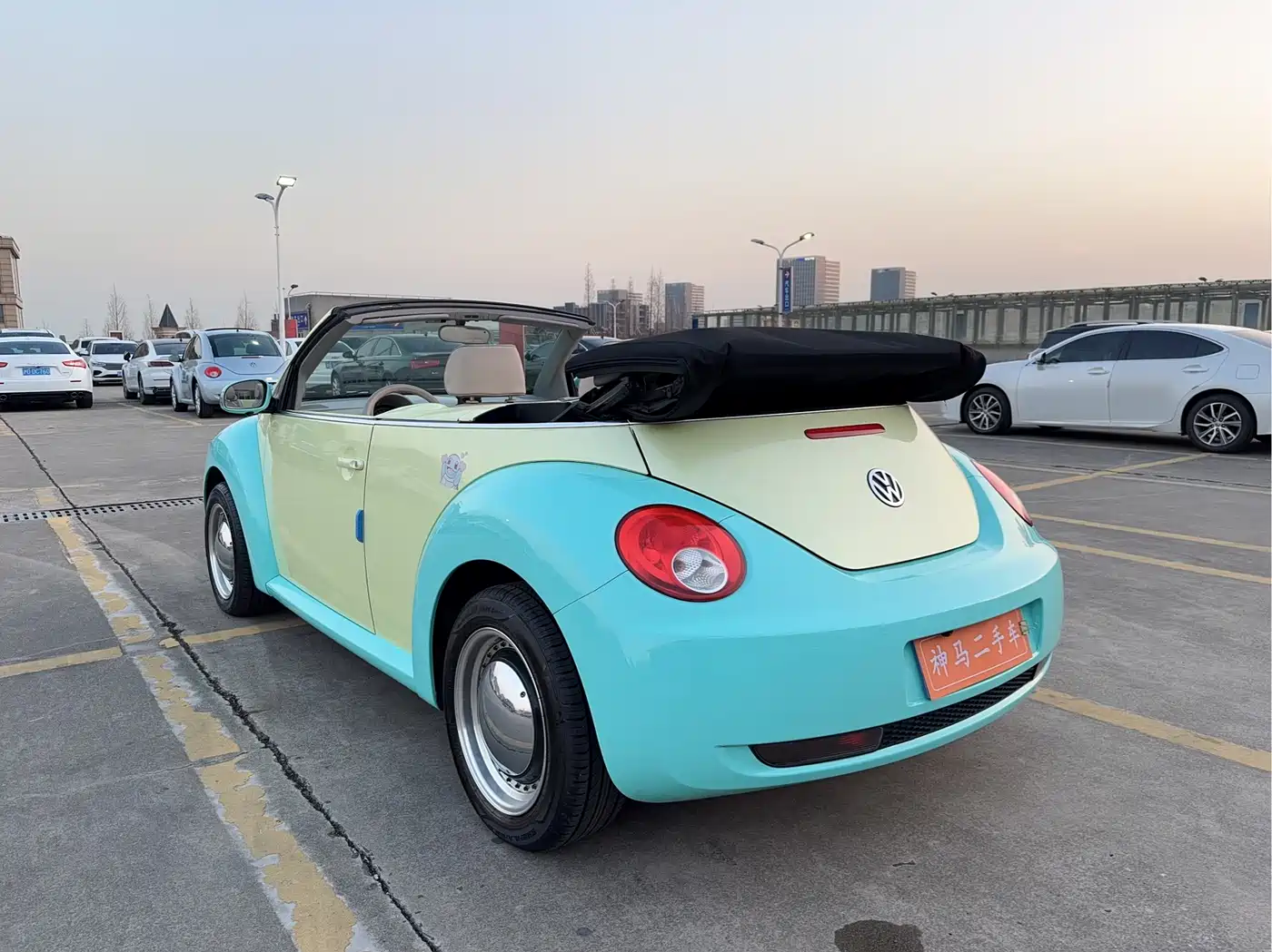 Volkswagen Beetle 2010 Model 2.0 BlackOrange Convertible Luxury Edition фото 3