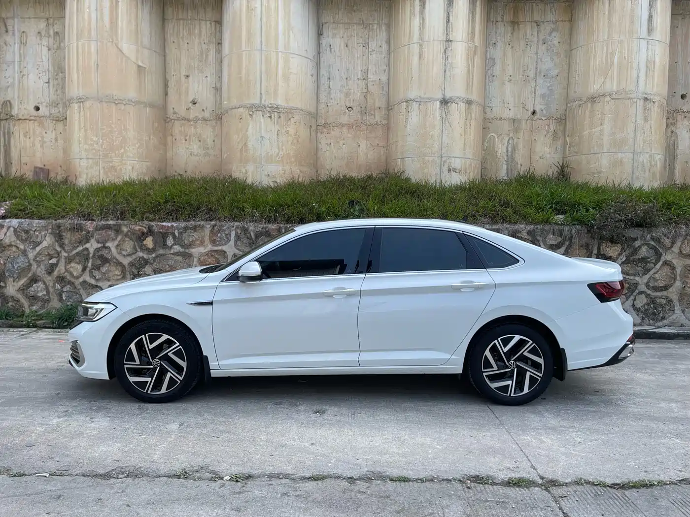 Volkswagen Sagitar 2023 300TSI DSG Surpassing Edition фото 3