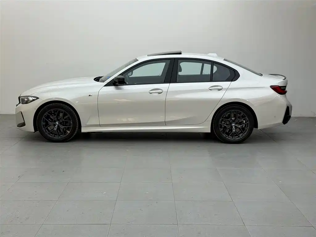 BMW 3 Series 2025 330i M Sport Night Edition фото 3