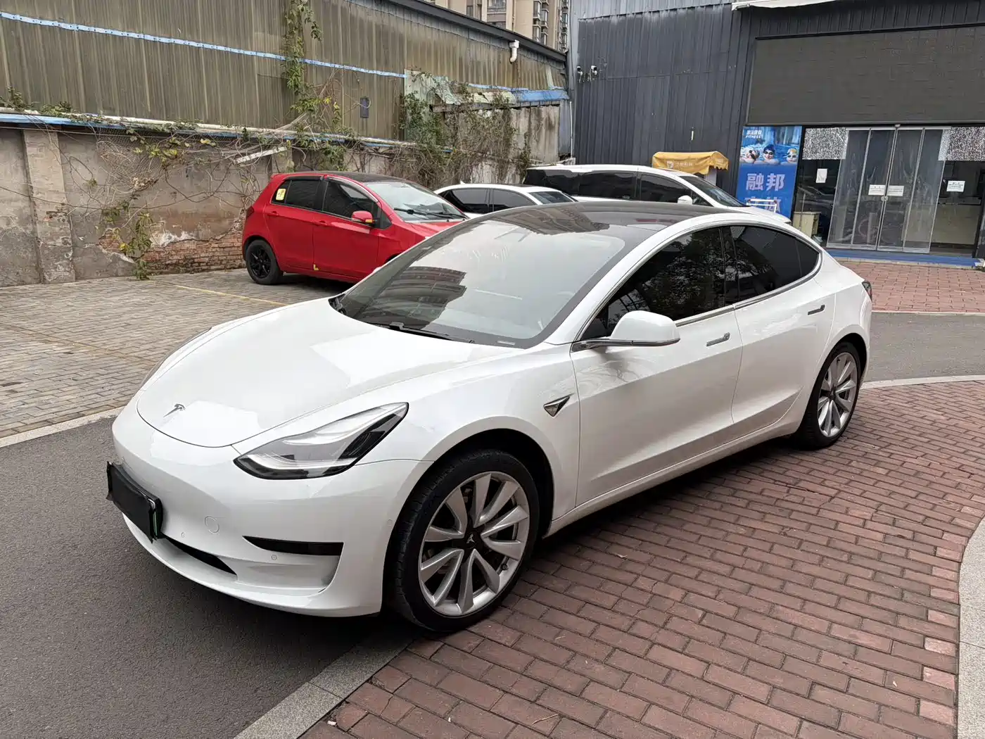 TESLA MODEL 3