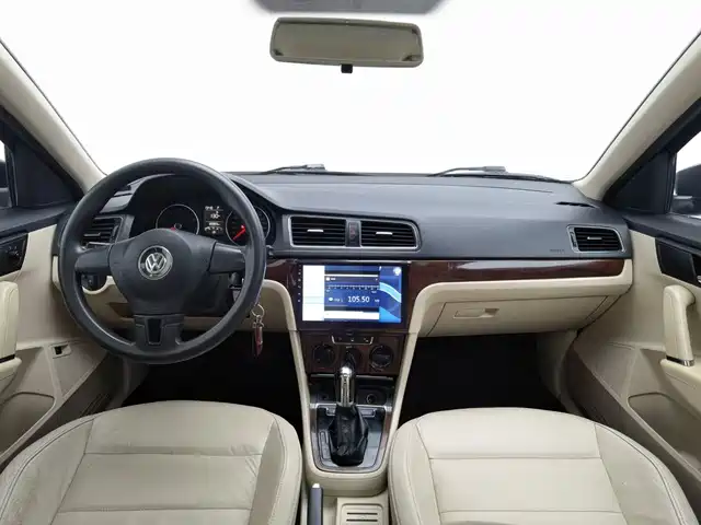 Volkswagen Lavida 2013 Facelift Classic 1.6L Automatic Comfort — фото 5