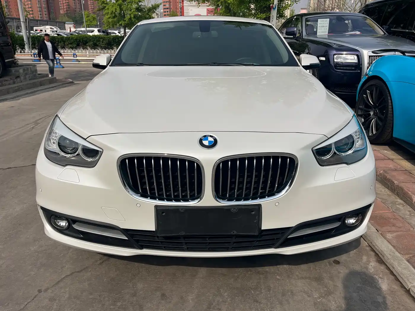 BMW 5 Series GT 2014 528i Leading фото 2
