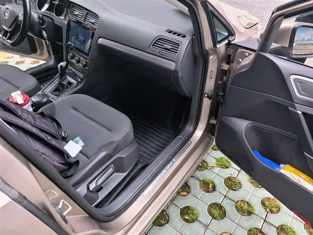 Volkswagen Golf 2017 1.6L Auto Comfort Millionth Edition фото 21