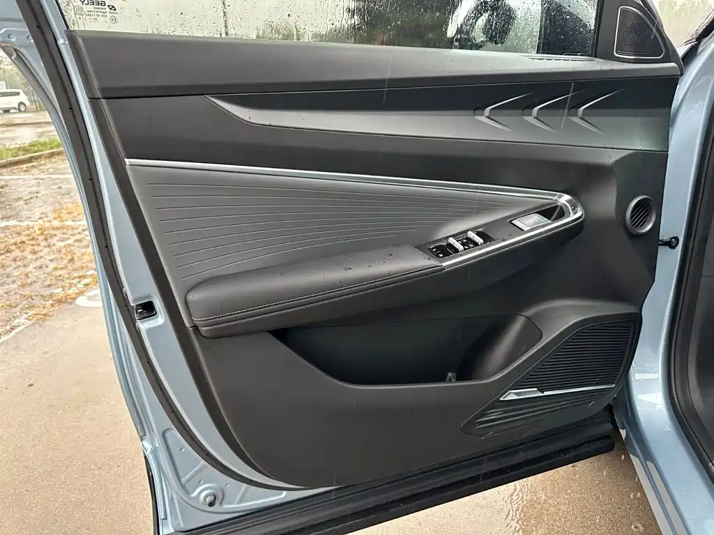 Photo 8 - Geely Atlas