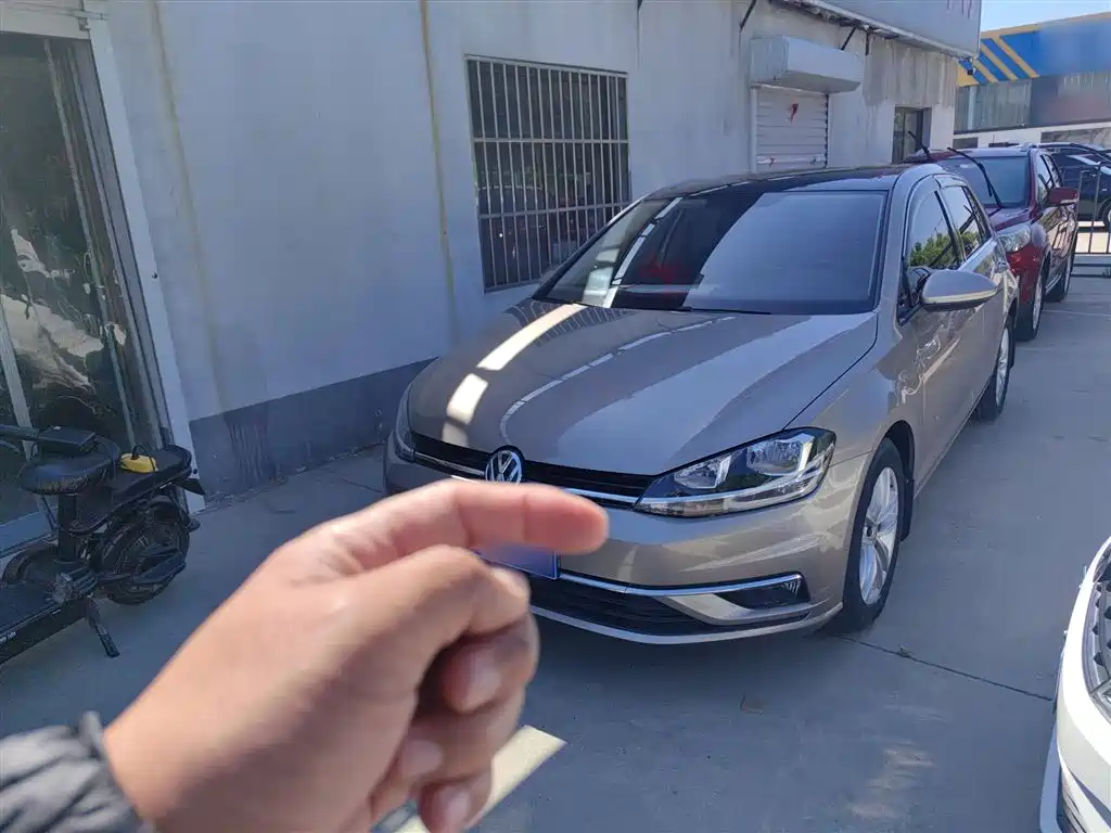 Volkswagen Golf 2017 1.6L Auto Comfort Millionth Edition фото 12