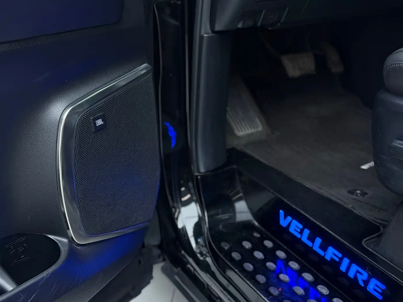 Toyota Vellfire 2020 Twin Engine 2.5L HV Premium Edition фото 10
