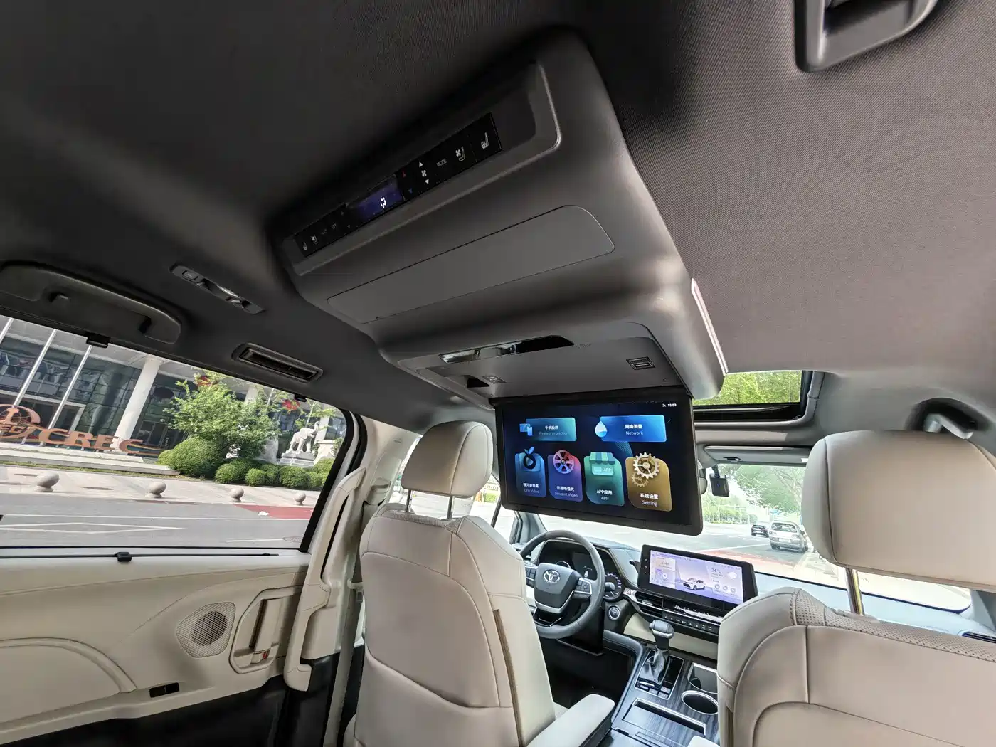 Toyota Sienna 2024 2.5L Hybrid 4WD Premium Edition фото 22