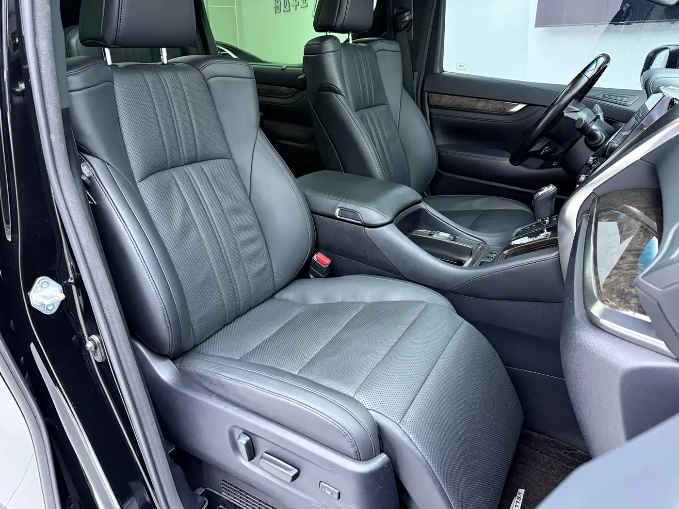 Toyota Vellfire 2020 Twin Engine 2.5L HV Premium Edition фото 9