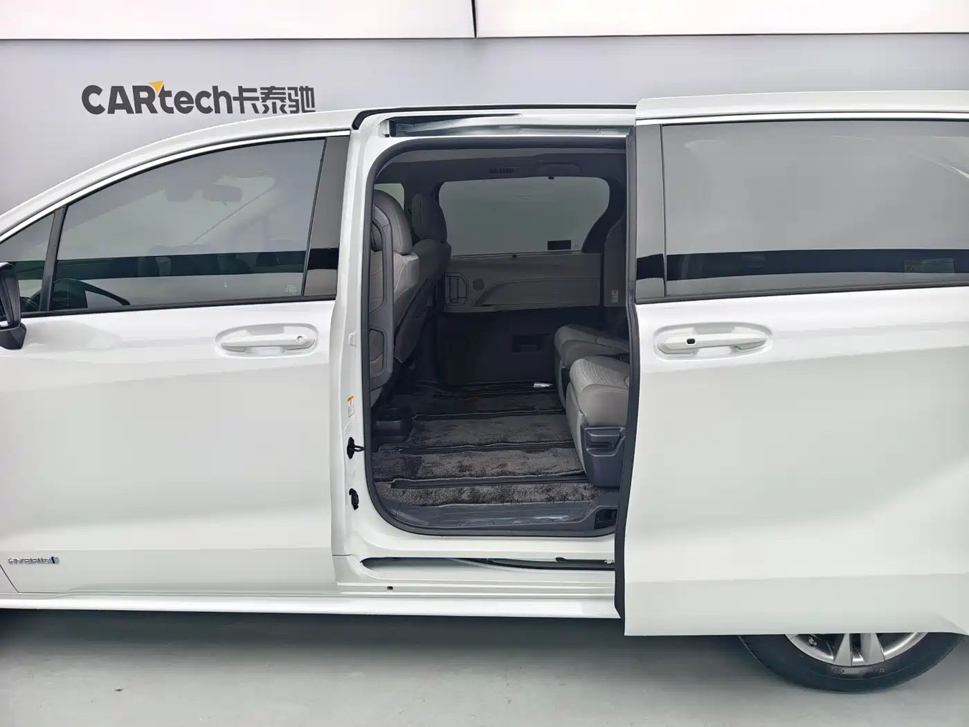 Toyota Sienna 2023 2.5L Hybrid Comfort Edition фото 16