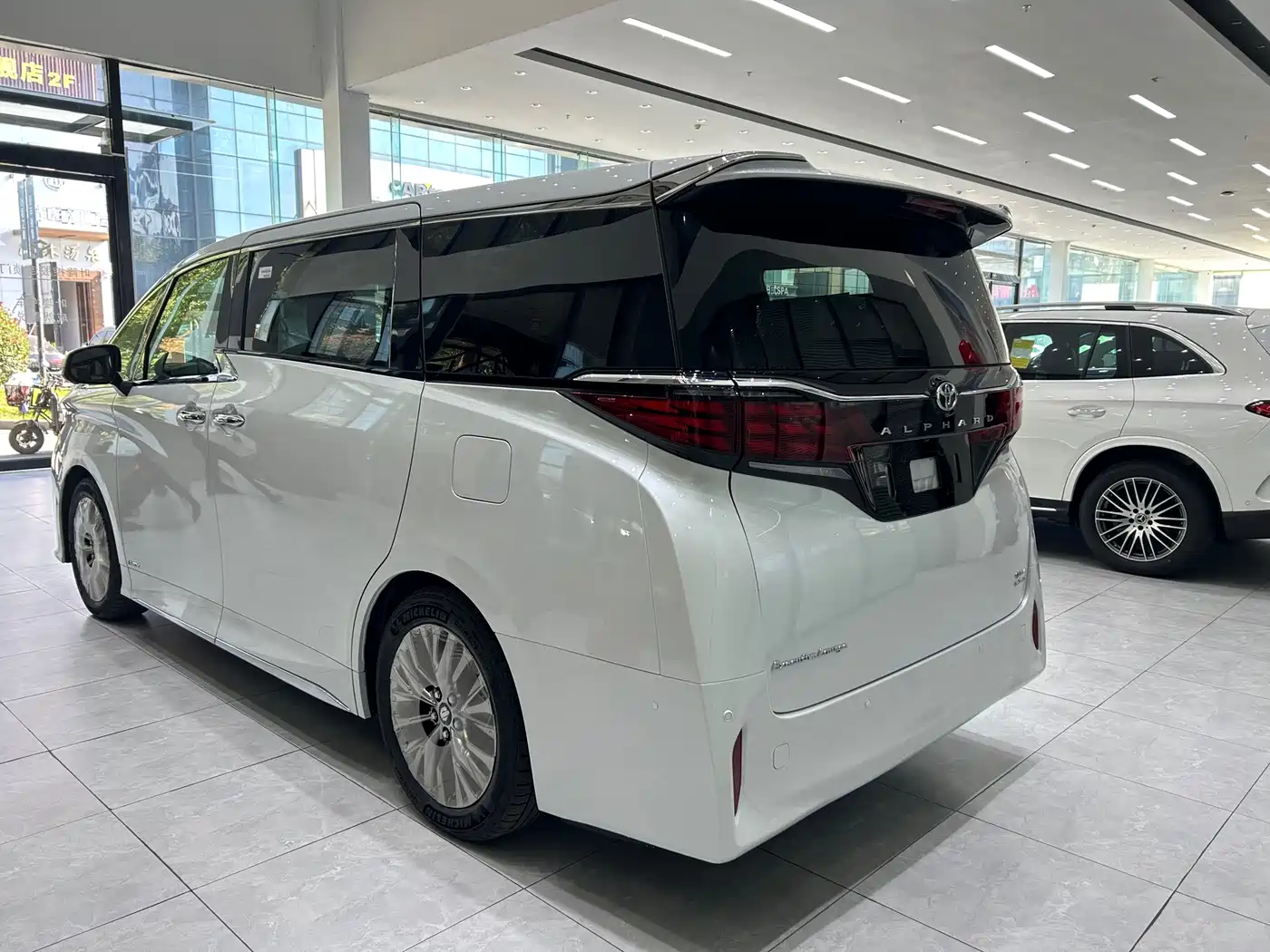 Toyota Alphard 2025 Hybrid 2.5L Ultimate Gold Edition фото 9
