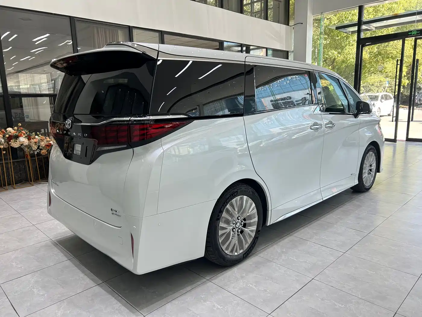 Toyota Alphard 2025 Hybrid 2.5L Ultimate Gold Edition фото 11