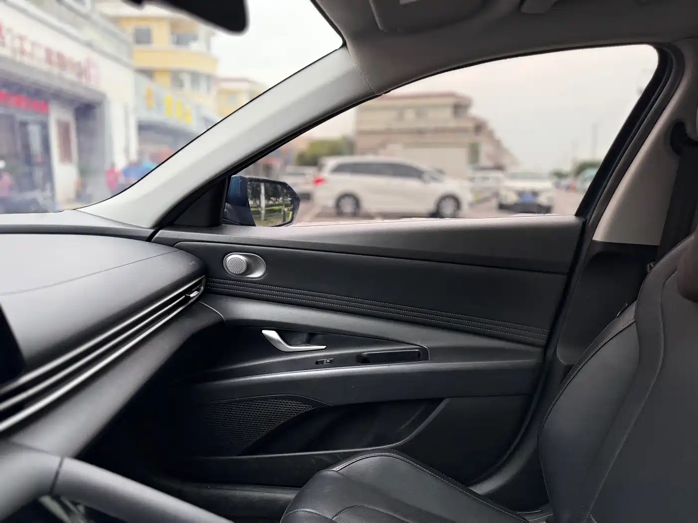 Hyundai Elantra 2021 1.5L CVT LUX Premium Edition фото 17