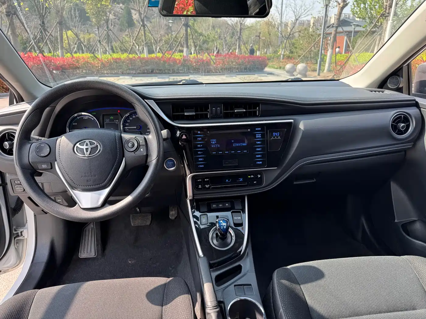 Toyota Corolla Twin Engine E+ 2019 1.8L E-CVT Leading Edition фото 6