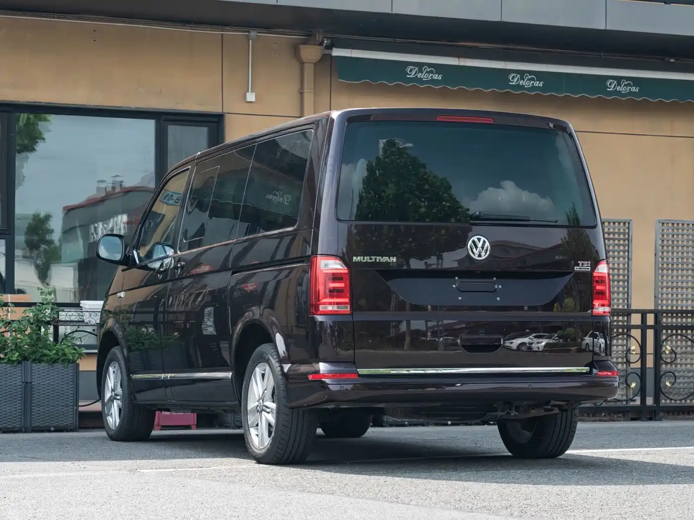 Volkswagen Multivan 2016 2.0TSI AWD 66th Anniversary Edition фото 6